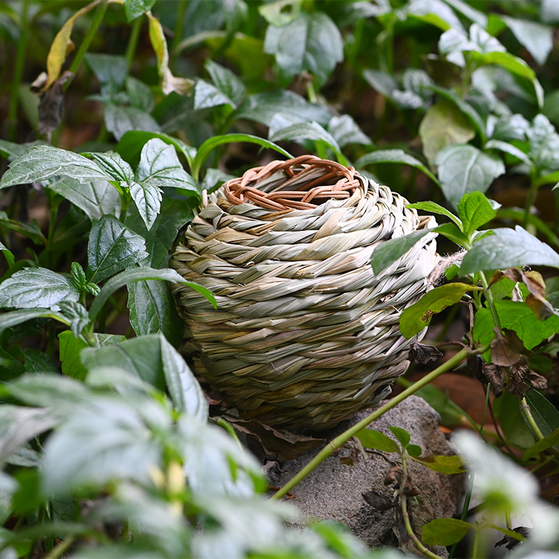 Straw bird's nest A hand-woven garden ornament for a generation bird's nest,Hand-woven bird nest hibiscus grass bird cage pet gardening
